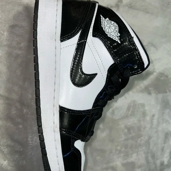 Air Jordan 1 Mid SE GS Size 5.5 Y